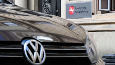 Mehr als zehn Jahre nach dem Auffliegen des Dieselskandals bei VW sind die Gerichtsverfahren längst nicht abgeschlossen. (Archivbild)  (Foto: Julian Stratenschulte/dpa Pool/dpa)
