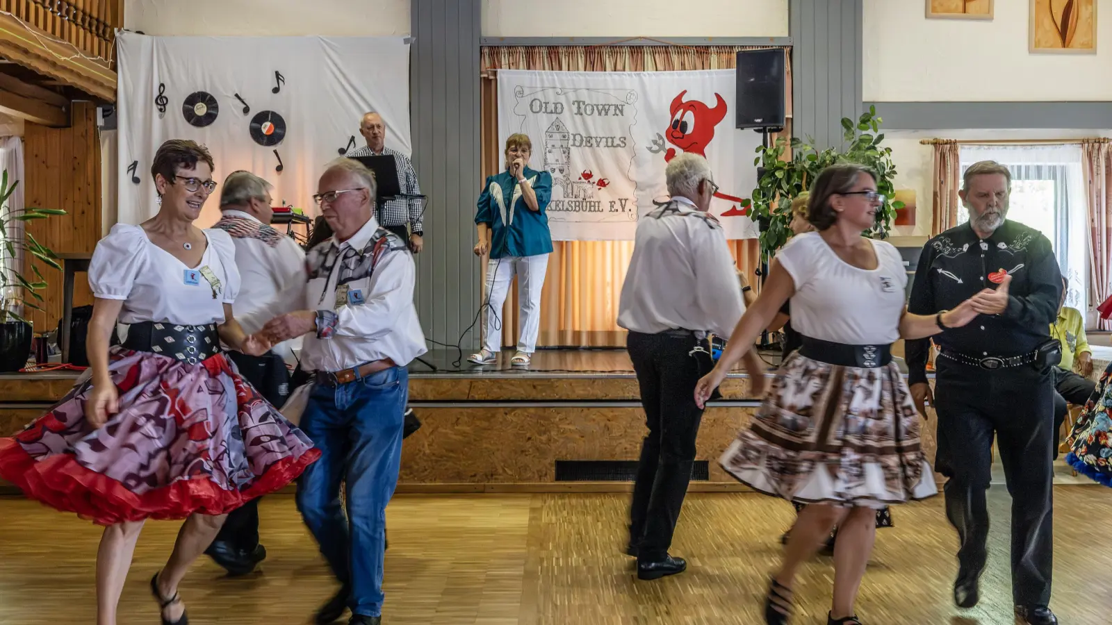 Die Squares tanzen unter Leitung von Gast-Caller Uli Schingen und Club-Caller Heike King. (Foto: Günter Schmidt)