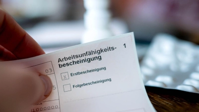 Regeln für Arbeitsunfähigkeitsbescheinigungen sollen verschärft werden. (Symbolbild) (Foto: Sina Schuldt/dpa)