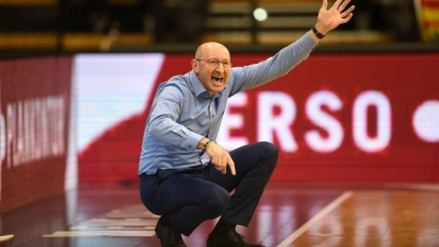 Oldenburgs Trainer Mladen Drijencic gestikuliert an der Seitenlinie. (Foto: Carmen Jaspersen/dpa/Archivbild)