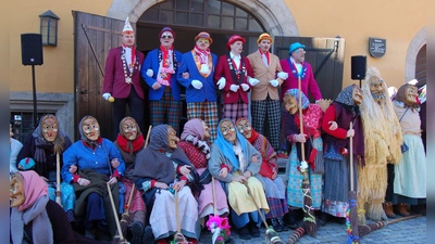 Bei ihrem Gastspiel im südlichen Vorort von Schopfloch klärten die Oberschoude über kleine Missgeschicke auf, die dank eines „diskreten“ Friseurs an die Öffentlichkeit gelangt waren. (Foto: Markus Weinzierl)