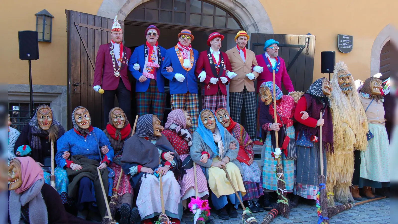 Bei ihrem Gastspiel im südlichen Vorort von Schopfloch klärten die Oberschoude über kleine Missgeschicke auf, die dank eines „diskreten“ Friseurs an die Öffentlichkeit gelangt waren. (Foto: Markus Weinzierl)