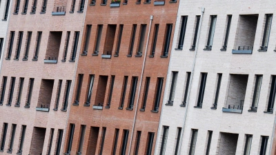 In vielen Regionen müssen Käufer für Wohneigentum tief in die Tasche greifen. (Archivbild) (Foto: Julian Stratenschulte/dpa)