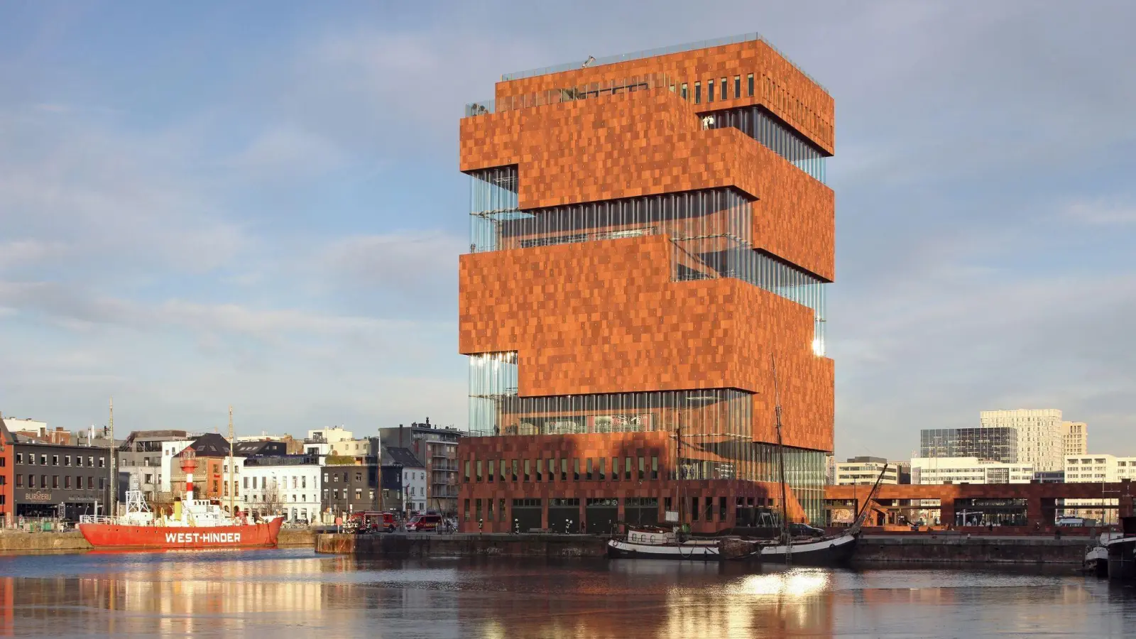 Wie gestapelte, riesige Bauklötzchen: Das Museum aan de Stroom (MAS) präsentiert sich mit moderner Architektur.  <br><br><br><br><br><br>S (Foto: Filip Dujardin//Neutelings Riedijk Architecten/Visit Antwerpen/dpa-tmn)