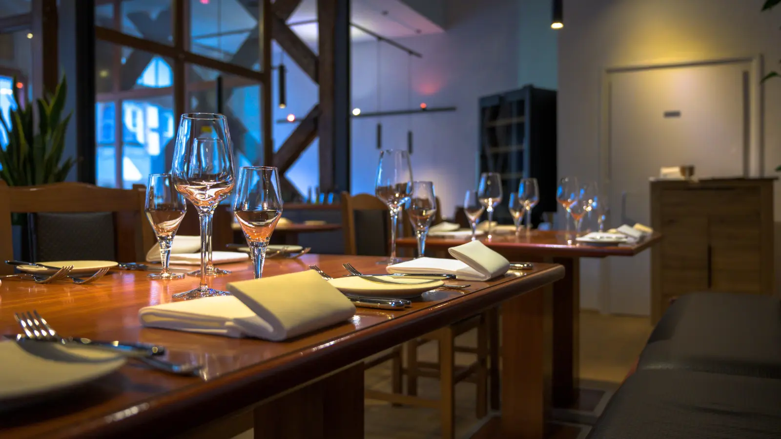 Der Gastraum des Rau und Fein in Ansbach. Die Küche ist französisch inspiriert, bietet aber auch Raum für andere Einflüsse. (Foto: René Chlopotowski)