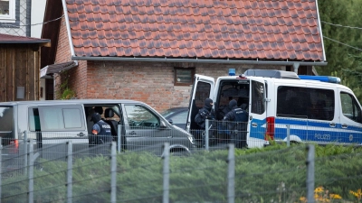 Seit dem Morgen läuft eine Razzia im Rockermilieu. (Foto: Steffen Ittig/NEWS5/dpa)