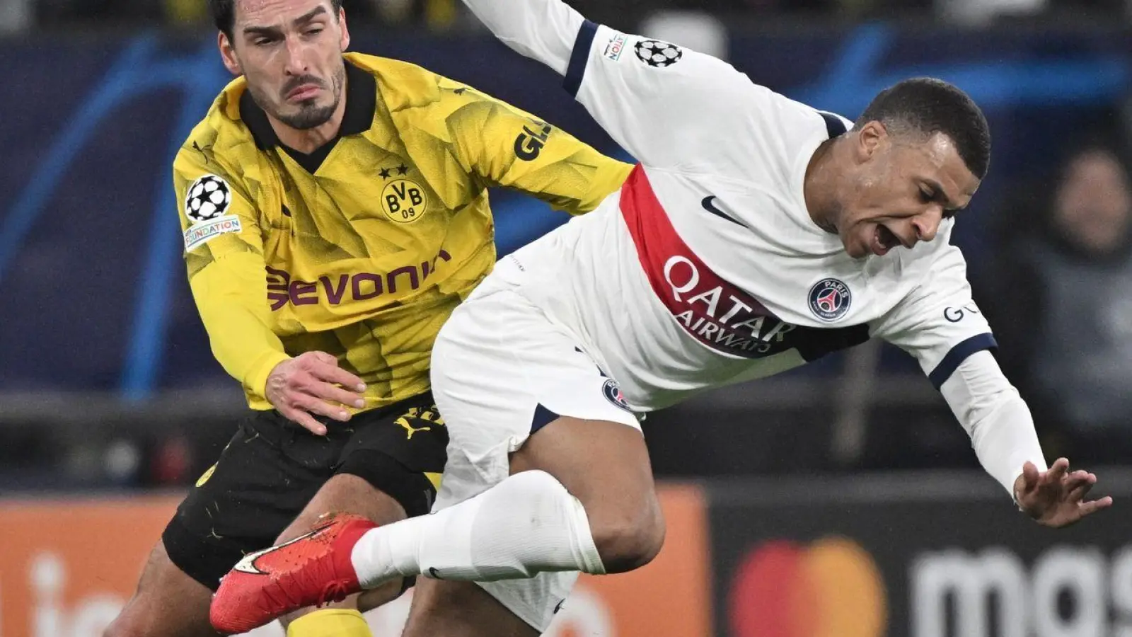 Mats Hummels (l) im Duell mit PSG-Stürmer Kylian Mbappé. (Foto: Bernd Thissen/dpa)