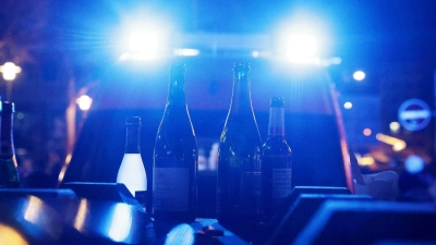 Ein 21-Jähriger soll eine Flasche nach einem 18-Jährigen geworfen und diesen auch getroffen haben. (Symbolbild: David Young/dpa)