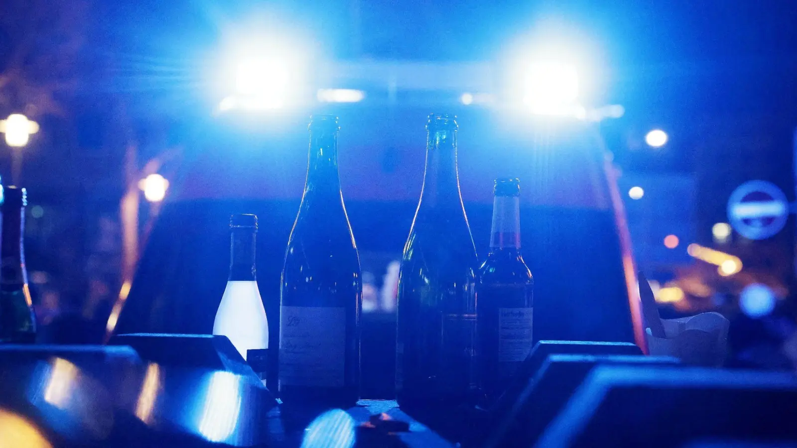 Ein 21-Jähriger soll eine Flasche nach einem 18-Jährigen geworfen und diesen auch getroffen haben. (Symbolbild: David Young/dpa)