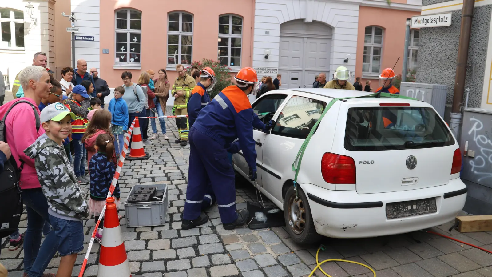 Der Feuerwehrnachwuchs bockt auf dem Montgelasplatz ein altes Auto auf. (Foto: Oliver Herbst)