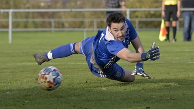 Mit Simon Einzinger im Tor will der TSC Neuendettelsau nach über zehn Jahren wieder in die Bezirksliga aufsteigen. Elf Spiele stehen noch aus. (Foto: Martin Rügner)