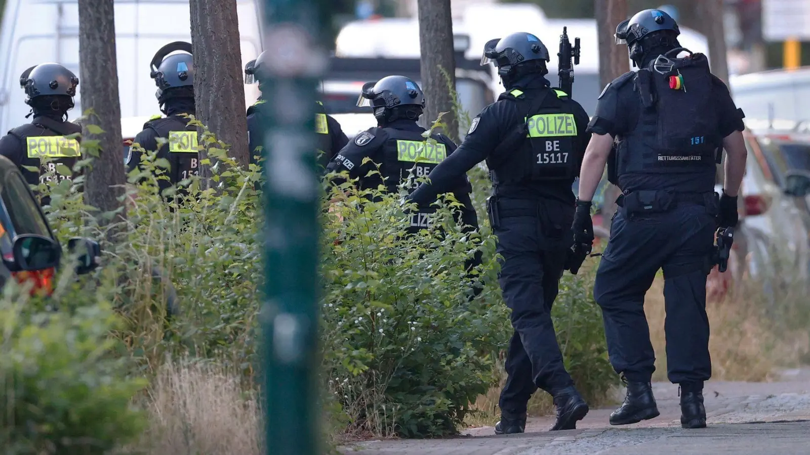  Polizisten sind in der Nähe von einem Supermarkt im Einsatz. (Foto: Carsten Koall/dpa)