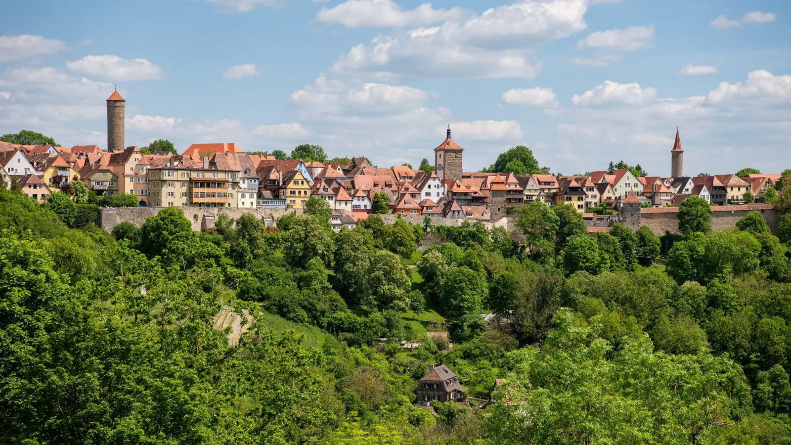 Für manche ist Rothenburg eine perfekte Synthese zwischen Landschaft und Stadtgestaltung. (Foto: Nicolas Armer/dpa/dpa-tmn/Archiv)