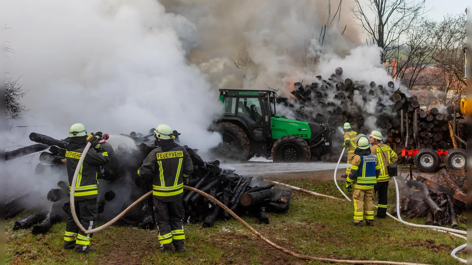Etliche Kräfte kämpfen gegen die Flammen und den Rauch. (Foto: Evi Lemberger)