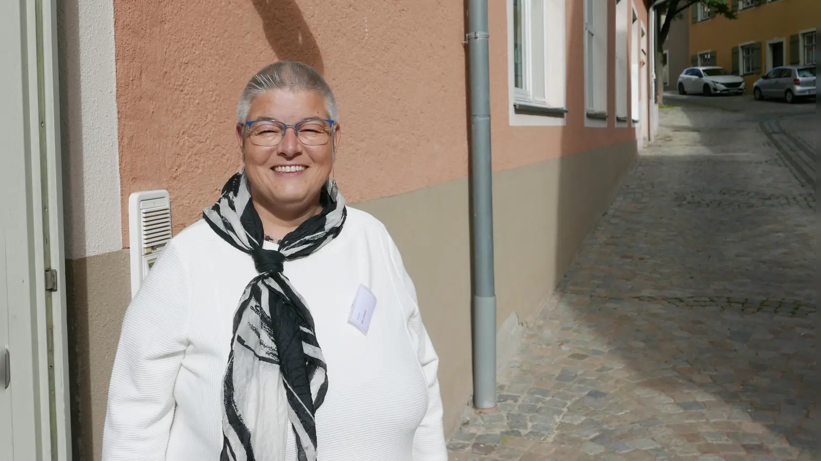 Vor dem Gemeindehaus in Feuchtwangen: Uta Lehner wird voraussichtlich die Dekanin des neuen Dekanats sein. (Foto: Roman Kocholl)