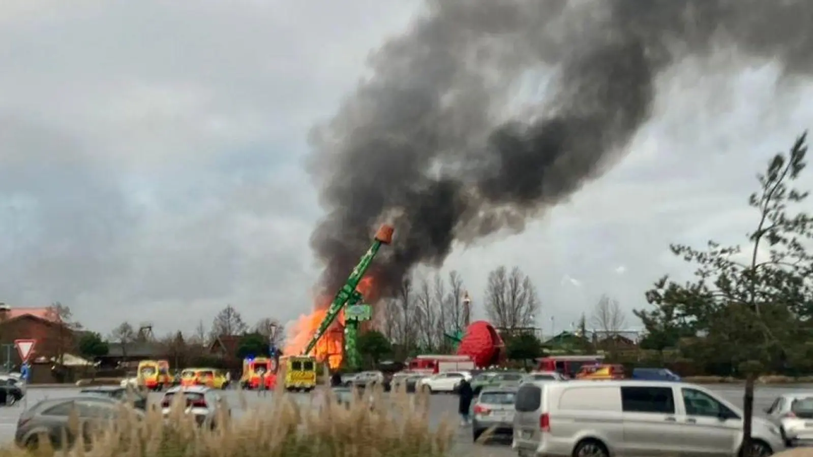 Ein Brand an einem Fahrgeschäft in „Karls Erlebnis-Dorf“ hat zu einem Millionenschaden geführt.  (Foto: Cindy Riechau/dpa)