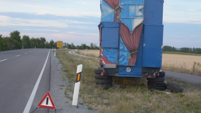 Zwischen Bad Windsheim und Illesheim strandete dieser Zirkuswagen. (Foto: Günter Blank)