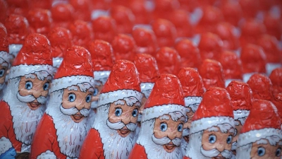 Schoko-Weihnachtsmänner sind beliebt - sowohl bei Kindern als auch bei Erwachsenen. (Foto: Oliver Mehlis/dpa-Zentralbild/dpa)