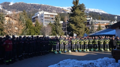 Viele Menschen kamen zusammen, um der Opfer der Brandkatastrophe zu gedenken. (Foto: Antonio Calanni/AP/dpa)