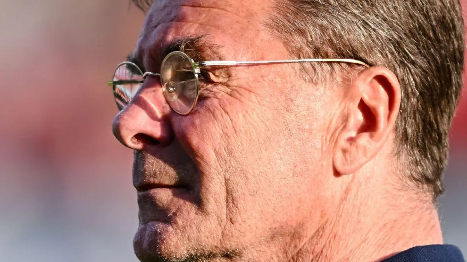 Dieter Hecking bleibt auch im Falle eines Abstiegs beim VfL Bochum. (Foto: Harry Langer/dpa)