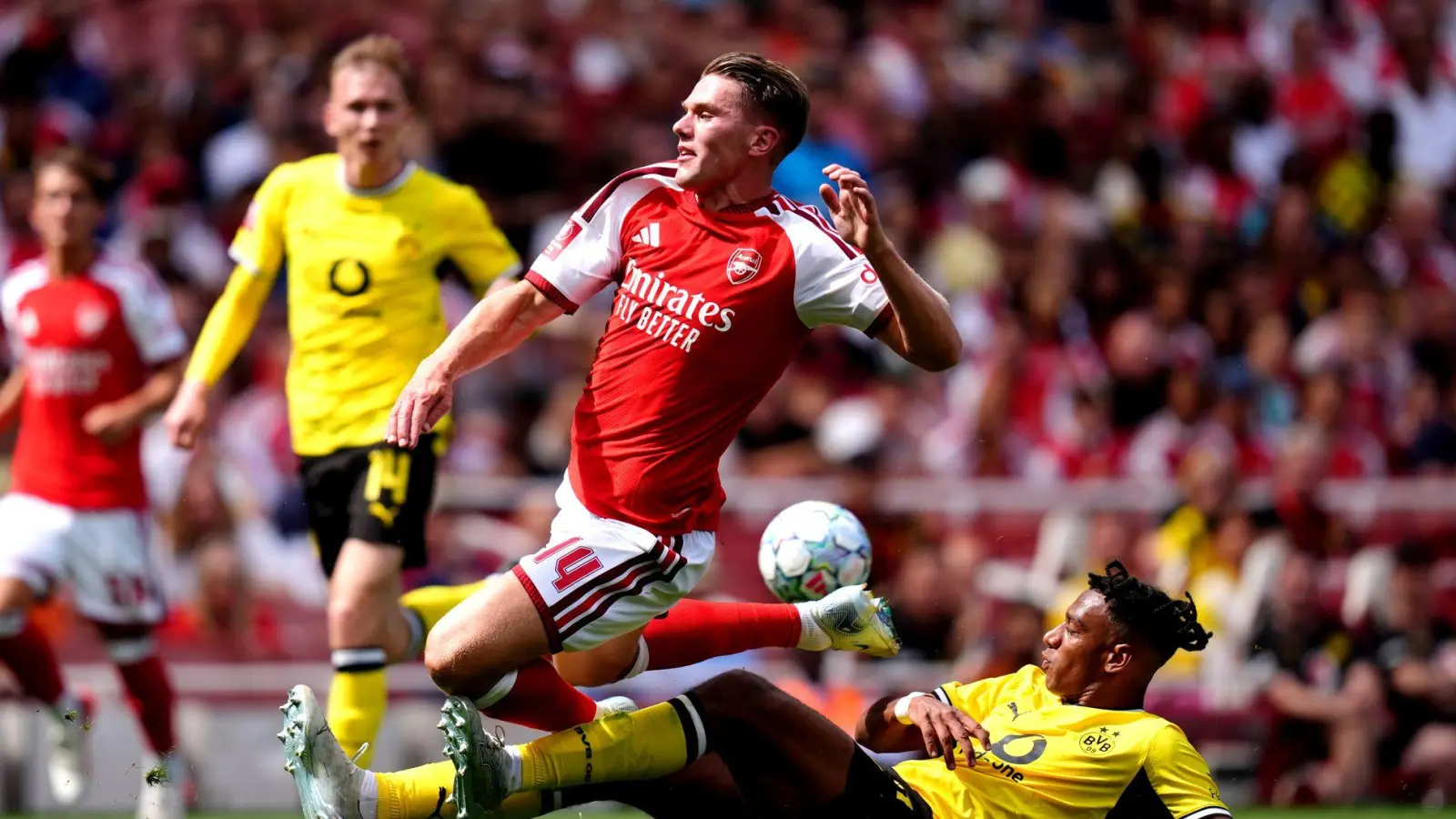 Dortmunds Filippo Mane im Zweikampf mit Viktor Gyökeres von Arsenal. (Foto: John Walton/PA Wire/dpa)