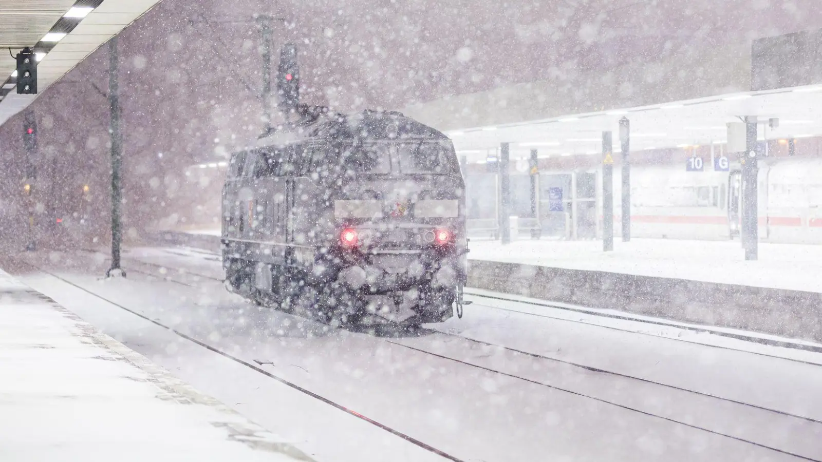 Nichts geht mehr im Großraum Hannover: Der Zugverkehr musste eingestellt werden. (Foto: Moritz Frankenberg/dpa)
