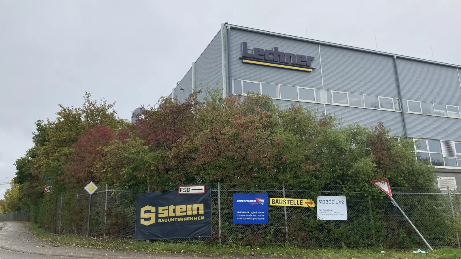 Neben anderen Unternehmen ist jetzt auch die Grieshaber Logistik GmbH auf das ehemalige Lechner-Areal in der Erlbacher Straße gezogen. (Foto: Clarissa Kleinschrot)