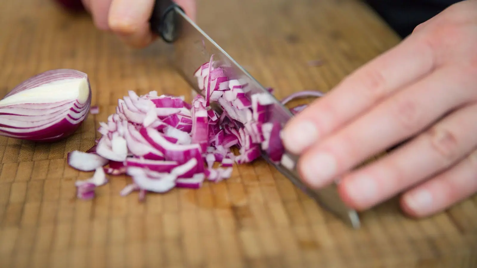 Tränen Ihnen beim Schneiden der Zwiebel die Augen? Dann ist vielleicht das Messer nicht scharf genug. (Foto: Florian Schuh/dpa-tmn)