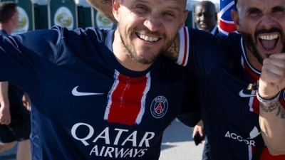 Fans von Paris feiern vor dem Spiel am Stadion.  (Foto: Sven Hoppe/dpa)