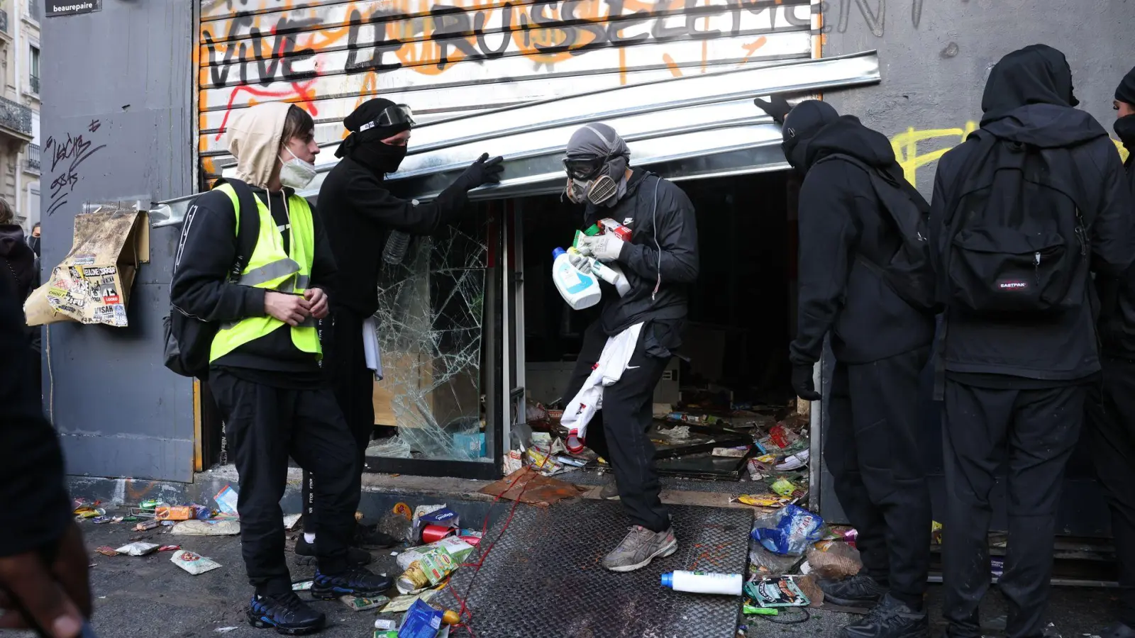 Frankreichs Gelbwesten rufen zu erneuten Protesten auf. (Foto: Lucy North/PA Wire/dpa)