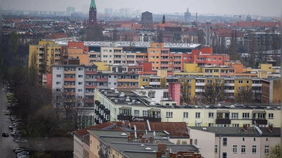 Wo die Mietpreisbremse gilt, die für Gebiete mit angespanntem Wohnungsmarkt gedacht ist, legen die Länder fest. (Symbolbild) (Foto: Monika Skolimowska/dpa)