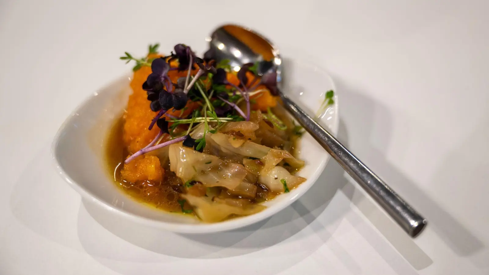 Wenn die Konsistenz des Schmorkohl schön „schlotzig“ ist, schmeckt er am besten. (Foto: Nico Tapia/dpa-tmn)