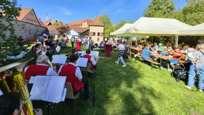 Bei strahlendem Sonnenschein strömten zahlreiche Besucherinnen und Besucher in den Pfarrgarten, um das diesjährige Familienfest der Pfarrei St. Georg zu feiern.  (Foto: Pfarrei St. Georg / Andreas Mack)