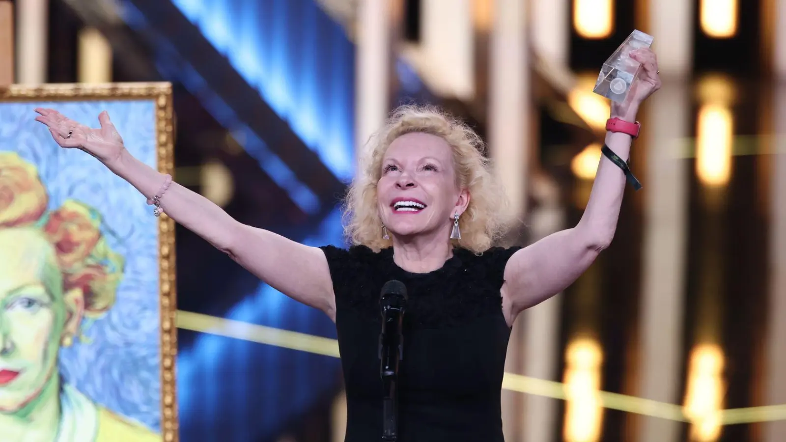 Sunnyi Melles jubelt - ihr wurde der Deutsche Fernsehpreis zuerkannt. (Foto: Rolf Vennenbernd/dpa)