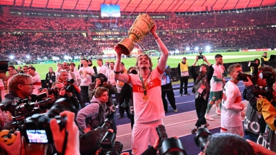 Stuttgarts Nick Woltemade jubelt mit dem Pokal. (Foto: Bernd Weißbrod/dpa)