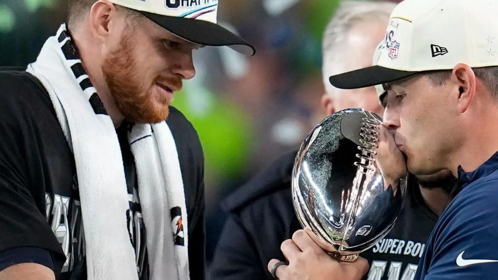 Seattles Quarterback Sam Darnold (l) und Coach Mike MacDonald feiern den Super-Bowl-Triumph.  (Foto: Sue Ogrocki/AP/dpa)