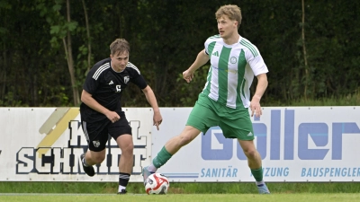 Der Engländer Luke Preen (rechts) verstärkt seit dem Sommer den FV Uffenheim und erzielte schon vier Tore, gegen Heideck (links Maximilian Schwarz) traf er allerdings nicht. (Foto: Martin Rügner)