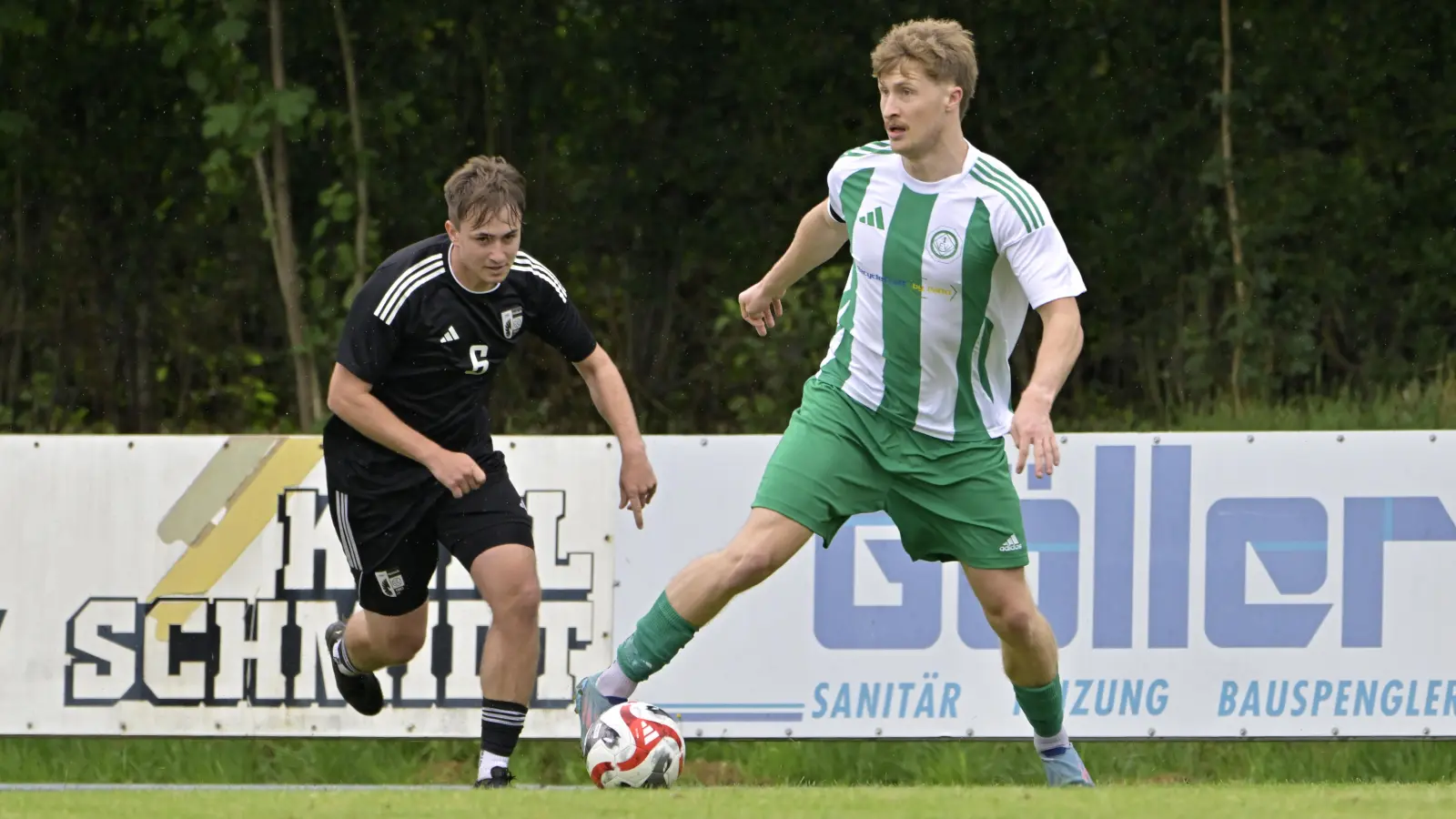 Der Engländer Luke Preen (rechts) verstärkt seit dem Sommer den FV Uffenheim und erzielte schon vier Tore, gegen Heideck (links Maximilian Schwarz) traf er allerdings nicht. (Foto: Martin Rügner)