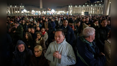 Auf dem Petersplatz beten Tausende Gläubige für den schwer kranken Papst Franziskus den Rosenkranz.  (Foto: Bernat Armangue/AP/dpa)