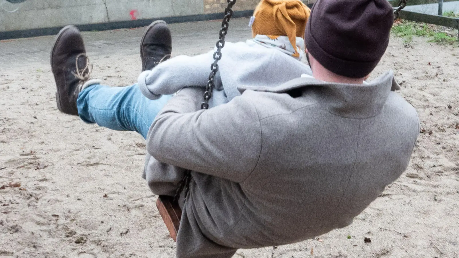 Auch Väter sollen nach der Geburt Zeit mit der Familie verbingen und dabei Geld bekommen. (Foto: Marco Rauch/dpa)