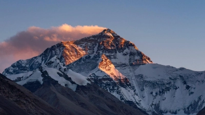 Der Sonnenuntergang färbt den Gipfel des Mount Everest. (Foto: Zhang Rufeng/Xinhua/dpa)