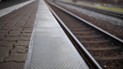 An einem Bahnhof in Altenerding gab es einen Vorfall mit einem Mann, der ein Messer bei sich trug. (Symbolfoto)  (Foto: Daniel Karmann/dpa)