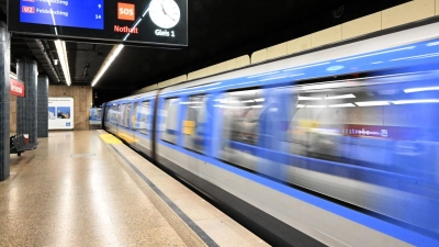 Mehrere Fahrgäste haben die Türen einer U-Bahn entriegelt. (Symbolbild) (Foto: Felix Hörhager/dpa)