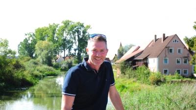 Boris Jungbauer hat das Haus an der Altmühl gekauft und will es zu einem „Ort des Lebens und der Begegnung“ sanieren. Dafür sucht er einen Pächter für die Gastronomie. (Foto: Jonas Volland)