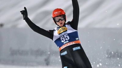 Skispringer Karl Geiger gewann am Wochenende gleich zweimal in Klingenthal. (Foto: Hendrik Schmidt/dpa)