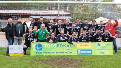 Kreisspielleiter Thomas Raßbach (links) freut sich mit dem alten und neuen Totopokal-Kreissieger TuS Feuchtwangen, der den ASV Vach mit 7:6 nach Elfmeterschießen besiegte. (Foto: fussballn.de/Fabian Strauch)