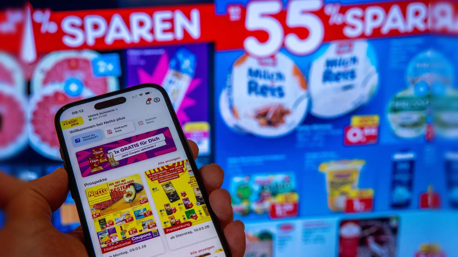 Discounter Netto bietet Kunden in seiner App zusätzliche Rabatte an. (Foto: Jens Büttner/dpa)