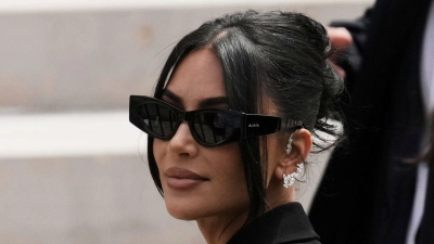 Im Prozess um den Raubüberfall auf Kim Kardashian hat ein Gericht in Paris gegen die Angeklagten hohe Haftstrafen verhängt. (Archivbild) (Foto: Aurelien Morissard/AP/dpa)