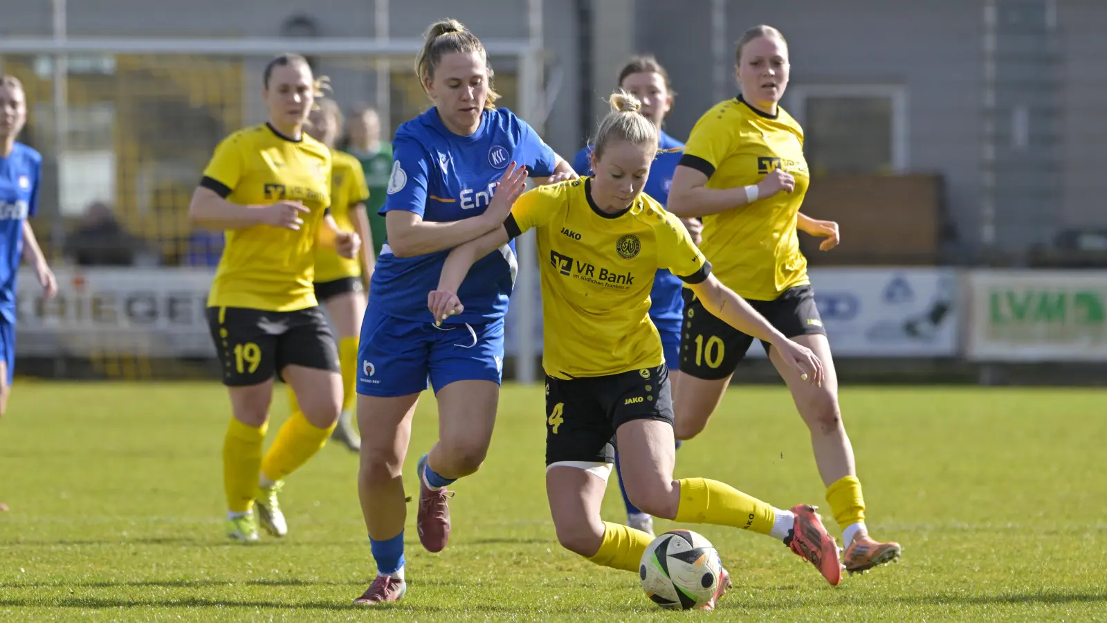 Nadine Hilkert (am Ball) fehlte dem SV Weinberg in den letzten drei Partien, ihr letzter Einsatz war Anfang März gegen den Karlsruher SC (in Blau Neele Beck). (Foto: Martin Rügner)