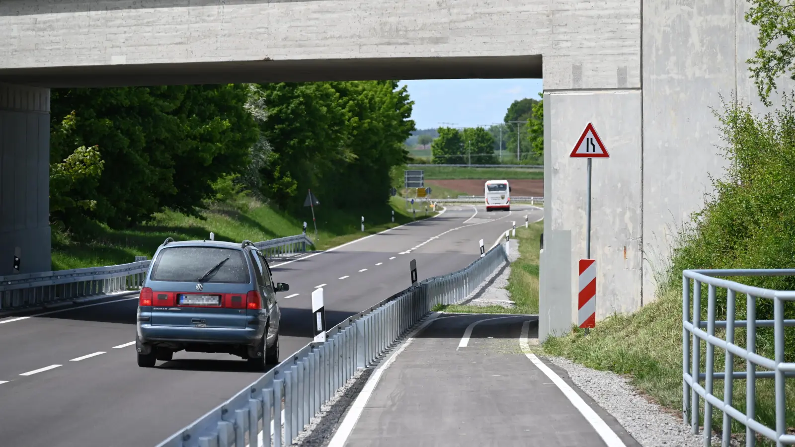 Radfahrer, aufgepasst! In der Bahnunterführung bei Wiedersbach wird es ein bisschen eng auf dem Radweg. 20 Zentimeter fehlen dort zur Normbreite. Schilder und Linien mahnen zu Vorsicht. Gegen die nach langem Hin und Her realisierte Lösung hatte sich das Staatliche Bauamt zunächst beharrlich gesträubt. (Foto: Wolfgang Grebenhof)